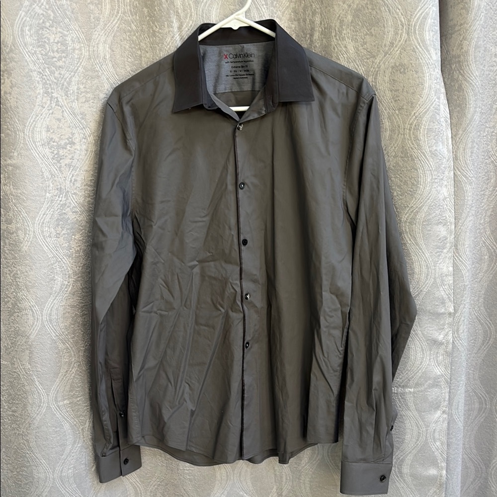 Calvin Klein Men's Gray Extreme Slim Fit Button-Up with Temperature Regulation